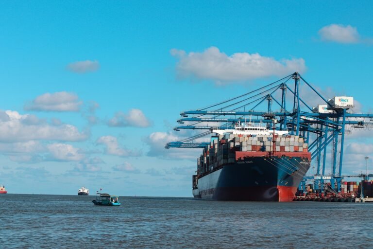 سفينة تجارية في سياق حماية الملاحة في البحر الأحمر وباب المندب – القبطان عبدالله الفرحان | SN عربية