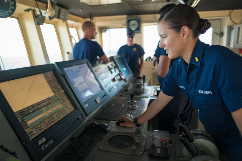 ضابط ملاحة يستخدم نظام ECDIS والخرائط الإلكترونية على جسر السفينة – القبطان عبدالله الفرحان | SN عربية – المصدر NOAA