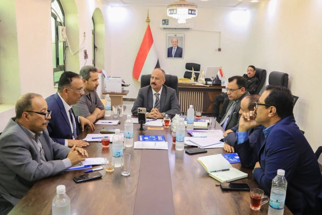 وزير النقل اليمني محسن العمري يترأس اجتماع تنظيم المنافذ البحرية ومكافحة التهريب
