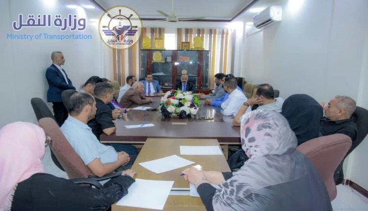 وزير النقل اليمني محسن حيدرة العمري خلال اجتماعه بقيادة هيئة تنظيم شؤون النقل البري في عدن يوم 27 أكتوبر 2026