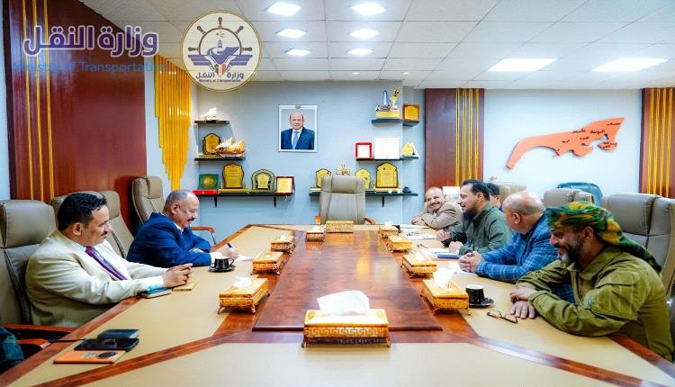وزير النقل اليمني محسن حيدرة العمري ومحافظ عدن خلال اجتماع لمناقشة أوضاع قطاع النقل والمنافذ في 27 أكتوبر 2026