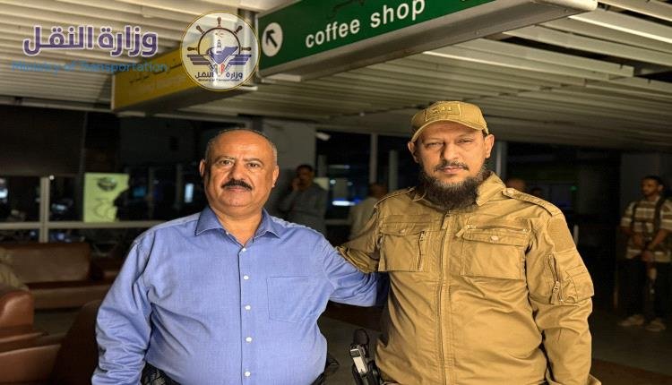 وزير النقل اليمني محسن العمري خلال تفقده مطار عدن الدولي عقب الاستهداف في 16 أكتوبر 2026